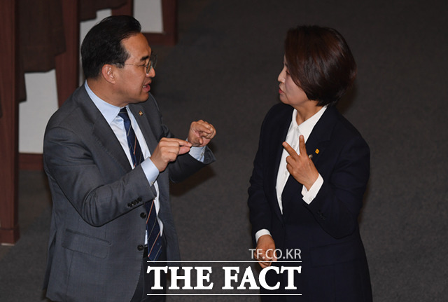 앞서 박 원내대표는 기자들과 만나 임시회 일정을 계산하고, 따지면서 거기에 맞추는 것은 온당하지 않다며 국회법에는 3월 국회를 연다, 그리고 1일 개의한다고 돼 있다고 밝혔다.