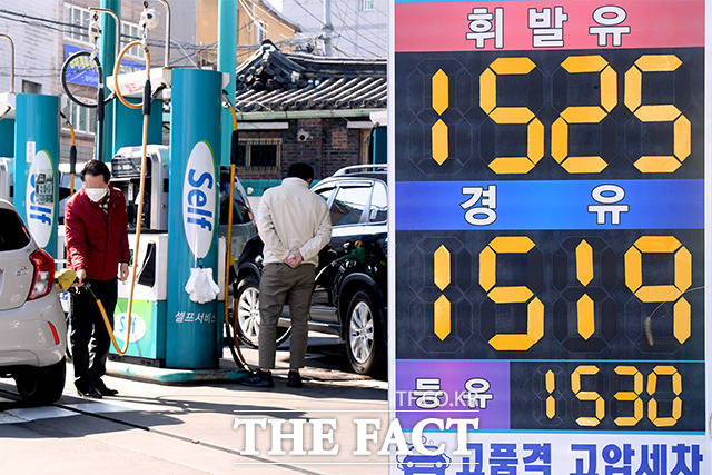 이번 주 국내 주유소의 휘발유 가격이 8개월 만에 경유 가격을 넘어선 가운데 25일 오전 서울 성동구의 한 주유소에서 운전자들이 주유하고 있다. /이선화 기자