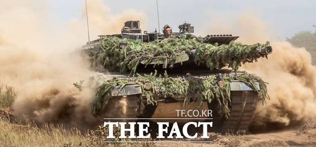 독일 육군이 운용하는 레오파르트2 전차가 힘차게 기동하고 있다.독일 정부가 레오파르트2 전차의 우크르라이나 공여를 결정했다./독일 육군