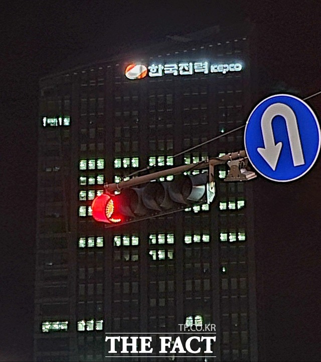 한국전력의 지난해 영업손실이 30조원을 상회한 것으로 나타나 한전의 재무구조에 적신호가 켜졌다. 나주=이병석 기자