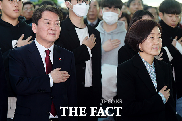 국민의례하는 안 의원과 배우자인 김미경 교수(오른쪽)