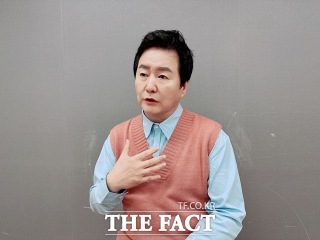 김덕현은 10년전부터 사랑의 짜장차란 봉사 활동을 하고 있다. 독거노인, 소외계층, 불우이웃을 위해 짜장면을 만들어 배식하고 공연도 한다. /이승우 기자