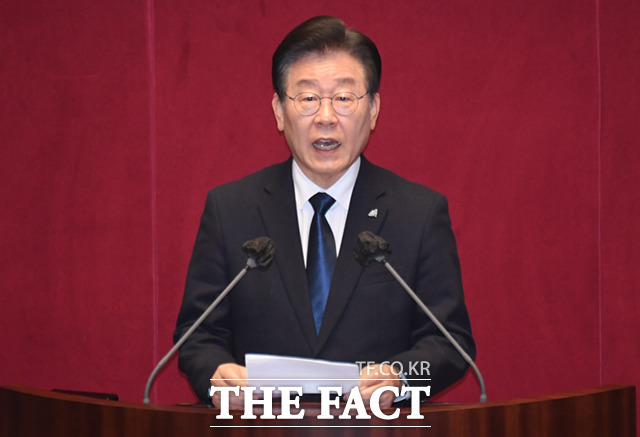 대장동·위례신도시 개발 비리 의혹 등의 혐의를 받고 있는 이재명 더불어민주당 대표에 대한 체포동의안이 27일 가까스로 부결됐다. 이재명 대표가 27일 국회 본회의장에서 열린 본회의에서 자신의 체포동의안 표결에 앞서 신상 발언을 하는 모습. /국회=이새롬 기자