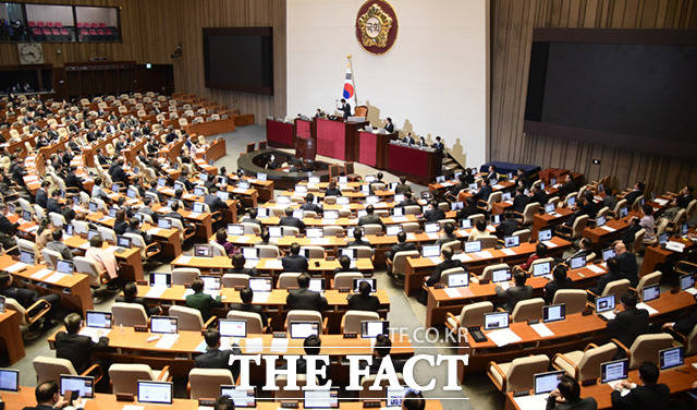 27일 오후 서울 여의도 국회 본회의장에서 열린 본회의에서 이재명 더불어민주당 대표의 체포동의안 표결이 부결되고 있다. /이새롬 기자