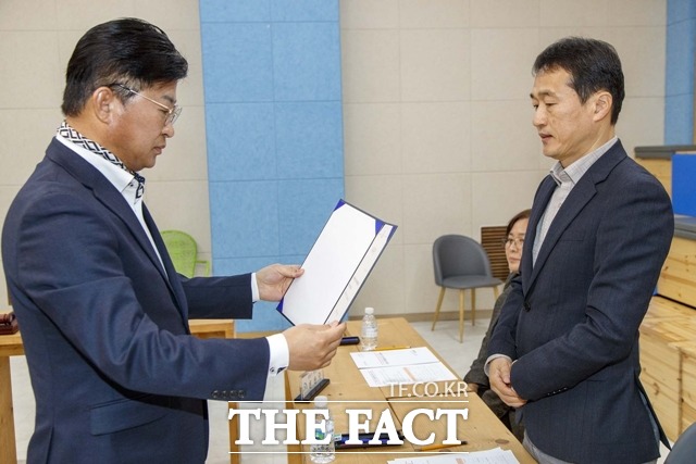 27일 대전 대덕구청 청년벙커에서 열린 최충규 구청장(왼쪽)이 초대 관광진흥위원장으로 선출된 이준재 한남대학교 교수에게 위촉장을 전달하고 있다. / 대덕구