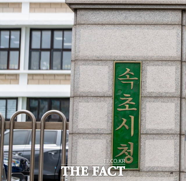 27일 속초시는 최근 조양동 일대 악취문제 관련 대포농공단지 내 홍게 부산물 폐기물처리업체의 추가 위반사항이 발생해 행정처분 절차에 들어가는 등 강경 대응에 나선다고 밝혔다. / 속초시