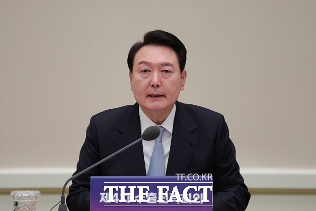 윤석열 대통령이 27일 오전 수석비서관회의에서 교육부는 지방 교육청 등 유관기관과 협력해 학폭 근절 대책을 조속히 보고하라고 지시했다고 대통령실이 밝혔다. 윤 대통령이 지난 23일 청와대 영빈관에서 제4차 수출전략회의를 주재하는 모습. /대통령실 제공