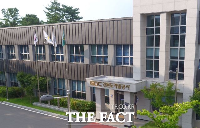 27일 강원도개발공사(사장 오승재)는 기존 2본부 1실 4처 13팀을 유지한 가운데, 공사의 신규사업 관련부서를 집중화 하고, 대행사업 추진 부서는 전문기능 중심으로 조직을 분류, 재배치 하는 등 조직개편과 함께 승진인사를 오는 3.1일자로 단행한다고 밝혔다.