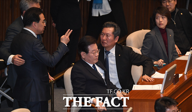 박홍근 더불어민주당 원내대표가 감표가 진행되는 가운데, 이 대표를 비롯한 지도부와 이견이 생긴 2표에 대해 논의하고 있다. /이새롬 기자