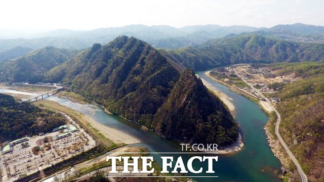 27일 홍천군은 동절기 안전사고 방지를 위해 임시 폐장했던 팔봉산 관광지를 오는 3월 1일부터 팔봉산 등산로를 재개장한다고 밝혔다./홍천군