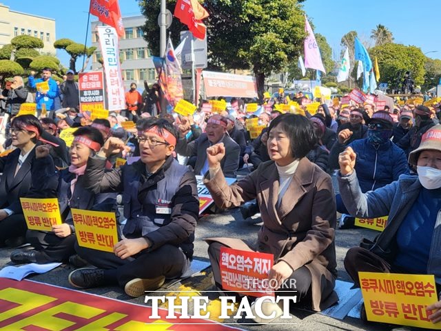 28일 제주도청 앞에서 열린 후쿠시마 핵 오염수 방류 반대 전국대회 모습. 정의당 이정미 대표도 참석했다. 제주=허성찬 기자