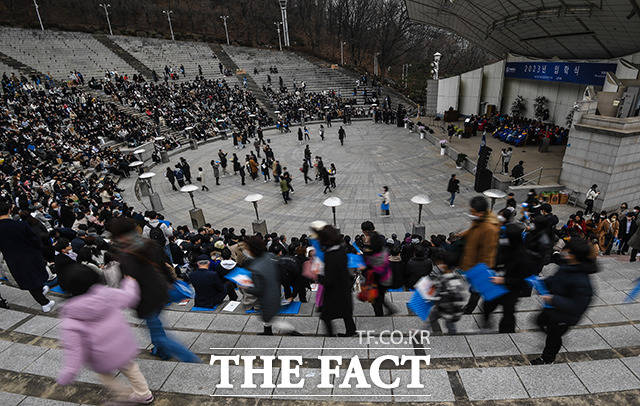 28일 오전 서울 서대문구 연세대학교에서 2023학년도 입학식이 열린 가운데 많은 신입생들과 가족들이 참석하고 있다. /이동률 기자