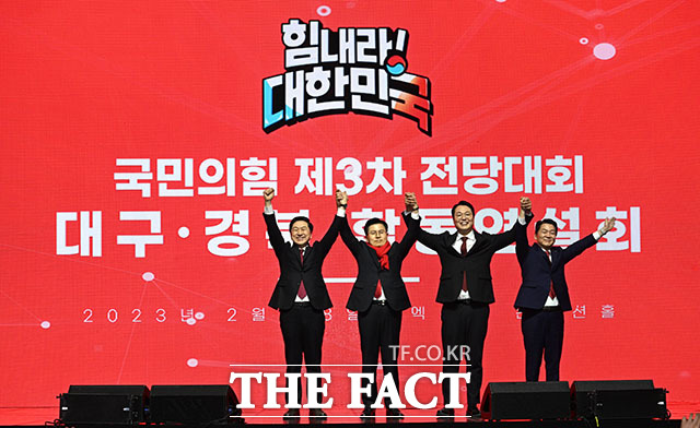 김기현, 천하람, 황교안, 안철수 당 대표 후보(왼쪽부터)가 지지자들을 향해 인사하고 있다.