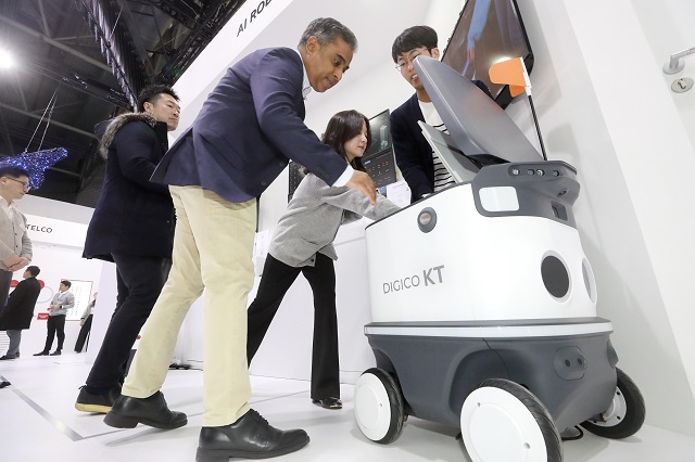 KT가 스페인 바르셀로나에서 열리는 세계 최대 모바일 전시회 MWC 2023에서 KT 로봇 메이커스 플랫폼과 자율주행 배송로봇을 선보였다. /KT