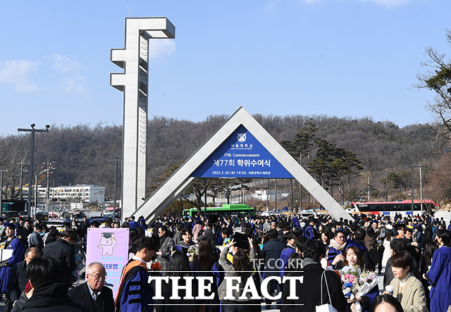 지난 24일 오후 서울 관악구 서울대학교에서 열린 제77회 학위수여식에 참석한 졸업생들이 기념사진을 남기기 위해 정문 앞에서 대기하고 있다./이동률 기자