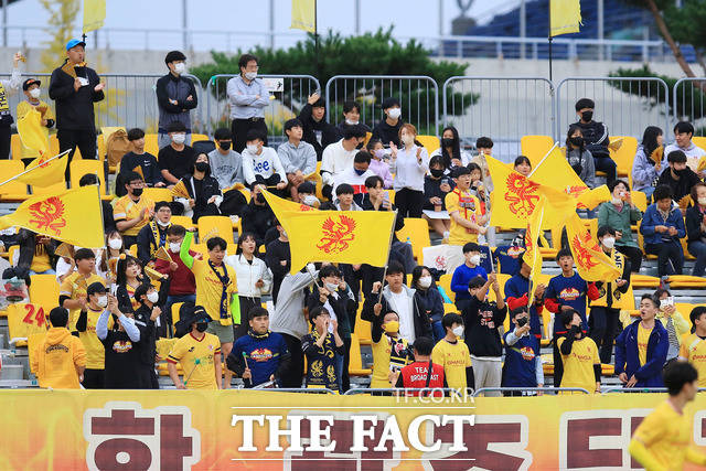 지난해 광주축구전용경기장에서 열린 K리그2 에서 관중들이 선수단을 응원하고 있다./ 광주FC 제공