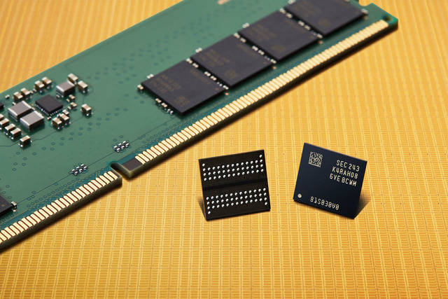 28일 글로벌 시장조사업체 D램익스체인지에 따르면 PC용 D램 범용제품(DDR4 8Gb 1Gx8)의 2월 평균 고정거래가격은 평균 1.81달러다. 사진은 기사와 무관. /삼성전자