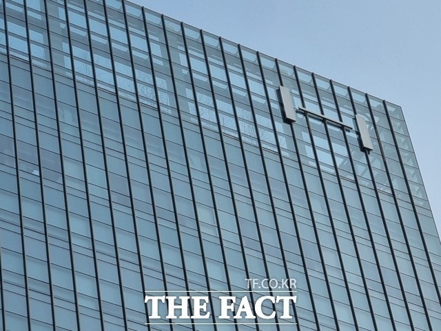 하이브는 16일에 IBK 판교점을 통해 이루어진 SM 주식에 대한 비정상적 대규모 매입 건이 자본시장법 위반 혐의가 있다며 금융감독원에 조사를 요청하는 진정서를 제출했다. /더팩트 DB