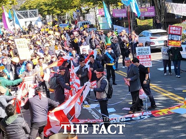 28일 제주도청 앞에서 열린 후쿠시마 핵 오염수 방류 반대 전국대회 모습. 분노한 농어민들이 일본 군국주의의 상징인 욱일기를 찢고 있다. / 제주=허성찬 기자