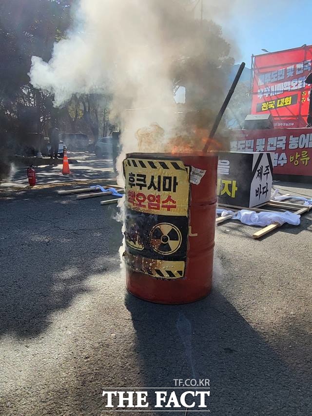 28일 제주도청 앞에서 열린 후쿠시마 핵 오염수 방류 반대 전국대회 모습. 분노한 농어민들이 일본 군국주의의 상징인 욱일기를 찢은 뒤 불태우고 있다. / 제주=허성찬 기자