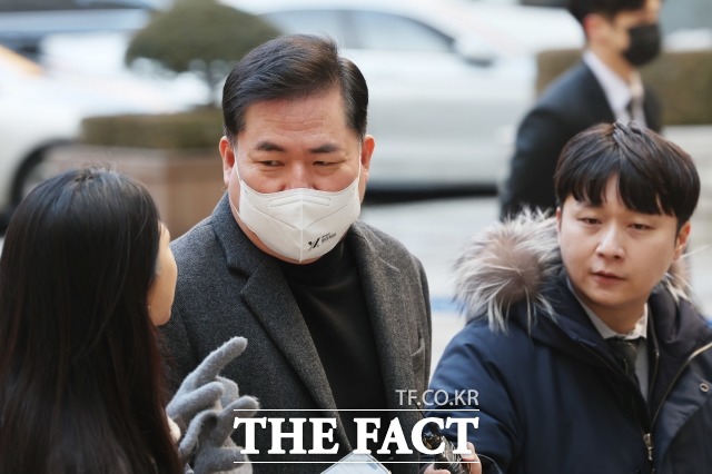 유동규 전 성남도시개발공사 기획본부장의 유튜브 출연애 정진상 전 더불어민주당 당대표 정무조정실장이 반발했다. 사진은 지난달 30일 오전 서울중앙지방법원에 출석한 유 전 본부장. /이선화 기자