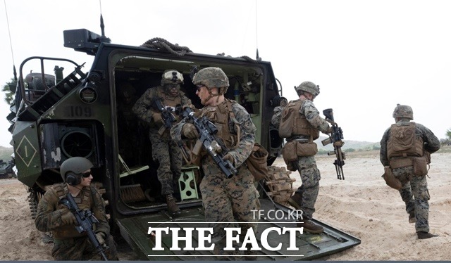 미국 해병대원들이 지난 2020년 2월 태국에서 시작한 코브라골드 다국적 연합훈련에 참가해 상륙돌격장갑차에서 소총을 든 채 뛰어내리고 있다./VOA