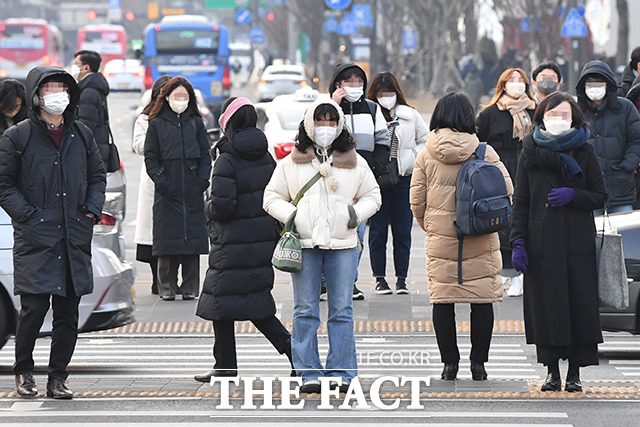 목요일인 2일은 찬 공기가 밀려오면서 기온이 뚝 떨어져 춥겠다.찬바람이 쌩쌩 불겠으니 두터온 옵을 입는게 좋겠다. 두터온 옷을 입은 시민들이 지난 1월 서울 종로 거리를 걷고 있다./더팩트 DB