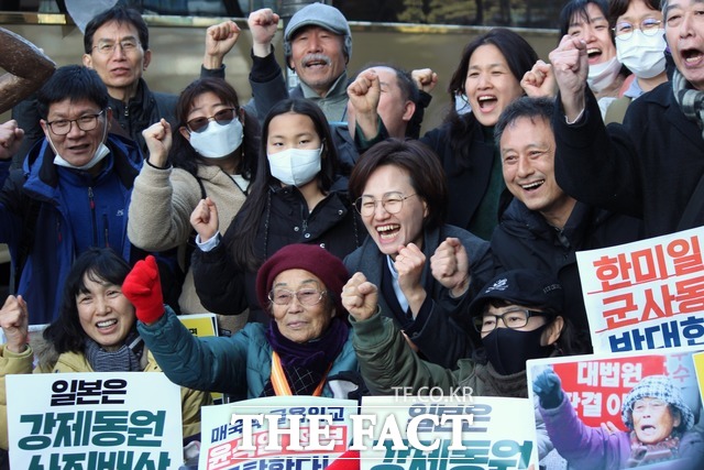 일본 대사관 앞에서 규탄대회를 끝내고 지지자들과 함께 구호를 외치고 있는 양금덕 할머니. / 나윤상 기자