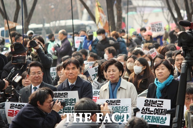 범국민 대회에 참석한 민주당과 정의당 정치인들 / 나윤상 기자