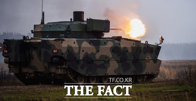 폴란드가 자체 개발한 보르숙 보병전투장갑차가 기관포를 발사하고 있다./마리우스 브와쉬착 총리 겸 국방장관 트위터