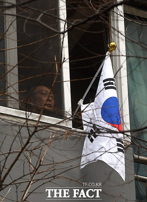 104주년 3.1절 기념일을 맞은 1일 오전 서울 종로구 무악동의 한 아파트 주민이 태극기를 게양하고 있다./임영무 기자