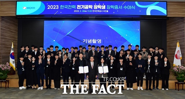 한전은 28일 전남 나주 본사 비전홀에서 전기공학도 107명에게 장학증서를 수여하고 장학금을 전달했다. / 한국전력공사