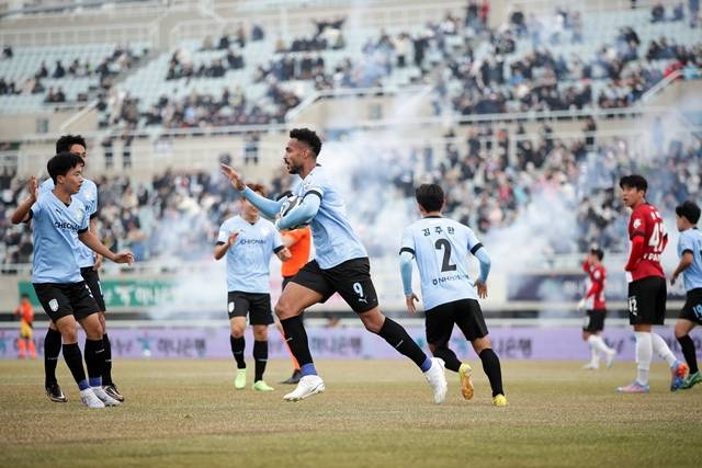 1일 천안종합운동장에서 하나원큐 K리그2 2023 1라운드 천안시티FC와 부산아이파크경기서 천안시티FC 모따 선수가 추가골을 넣었다. / 한국프로축구연맹