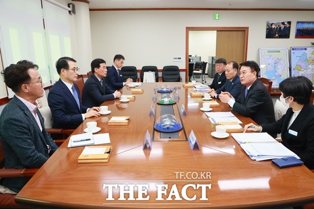 경남 사천시와 남해군이 관광패키지 상품개발에 힘을 모으기로 했다./사천시