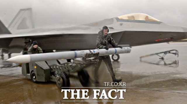 미공군 장병이 암람 중거리 공대공 미사일을 옮기고 있다./미공군