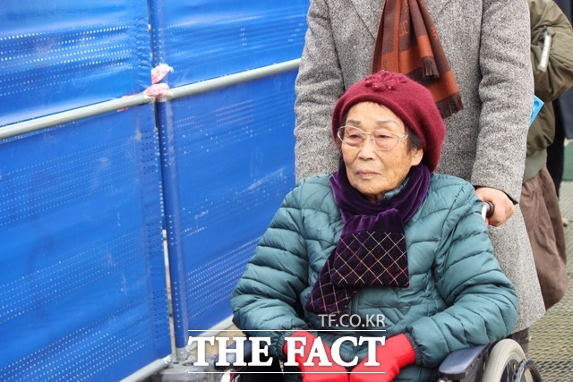 서울에 도착해서도 양금덕 할머니는 긴장한 모습이었다. 범국민대회에 참석하여 휠체어로 이동하고 있는 양금덕 할머니 / 광주 = 나윤상 기자