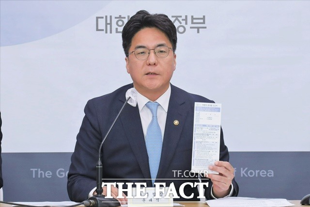 윤태식 관세청장이 27일 디지털 관세 규제혁신 방안에 대한 브리핑에서 여행자 휴대품 신고서 작성의무 폐지 관련 설명을 하고 있다. / 관세청