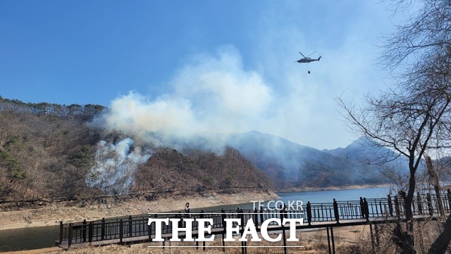 전국적으로 건조한 날씨가 지속되며 산불 발생 위험이 커지고 있다. 전남 담양 산불 화재 진압 모습 / 산림청
