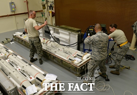 미군 장병들이 컨테이너에 들어있는 함 미사일을 다루고 있다. /미공군