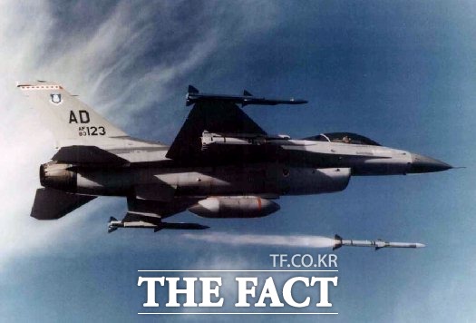미공군의 F-16전투기가 중거리 공대공 암람 미사일을 발사하고 있다./미공군