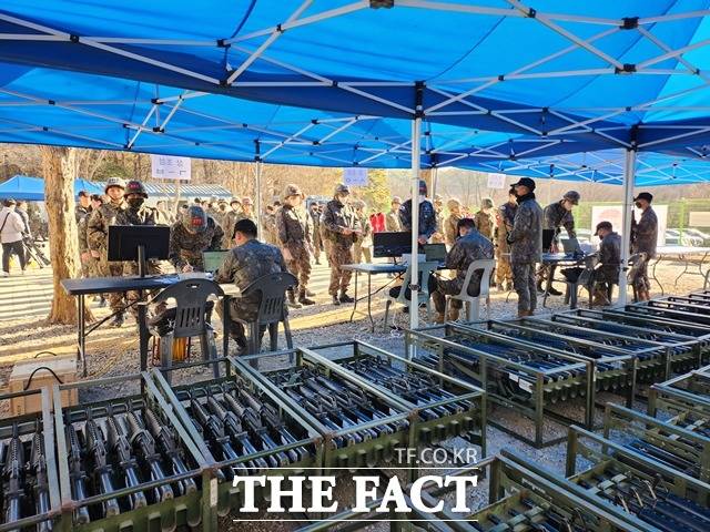 육군 32사단이 2일 전군 최초로 코로나19 이후 첫 예비군 훈련을 실시한 가운데 입소한 예비군이 총기 등 개인 장구를 수령하고 있다. / 육군 32사단