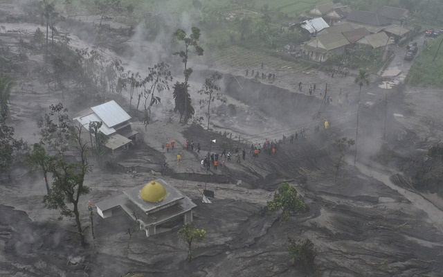 인도네시아에서 2일 규모 5.7 지진이 발생했다. 지난달 24, 27일에 이어 최근 세 번째다. 인도네시아 당국은 지난해 스메루 화산이 1년 만에 분화를 재개하면서 화산 경보를 4단계로 격상하고 주민 2천여 명을 대피시킨 바 있다. /[AP/뉴시스]