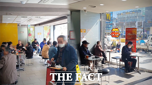 2일 오후 서울 종로 3가의 한 패스트푸드점. 테이블에 앉은 대다수 이용객은 노인이었다. /이덕인 기자