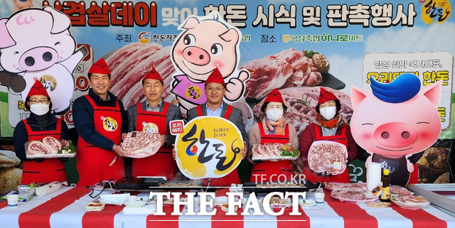 농협은 매년 3월 3일을 삼삼데이로 정해 삽겹살 시식회 및 판촉 활동에 나서고 있다. 이번 행사는 곡성농협 야외 행사장에서 진행, 단백질과 비타민 등이 풍부한 한돈의 맛과 우수성을 홍보했다./무안=홍정열 기자