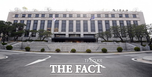 대한적십자사가 회비 지로통지서 발송을 위해 정부에 세대주의 성명과 주소 자료를 요구할 수 있도록 한 법조항은 개인정보자기결정권을 침해하지 않는다는 헌법재판소 결정이 나왔다./더팩트 DB