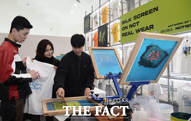 3일 서울 동대문디자인플라자(DDP)에서 캣워크 페스타가 열린 가운데, 참가자들이 NCT가 직접 착용한 티셔츠의 도안과 컬러를 선택해 실크스크린 체험을 하고 있다. /이새롬 기자