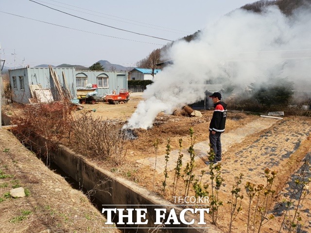 산림청은 이번 주말부터 논밭두렁 태우기 등 소각 행위를 집중 단속한다. / 산림청