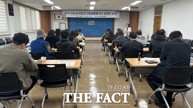 전북 진안고원 운장산 고로쇠축제 참여부스 운영자 교육모습. / 진안군