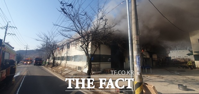 아산 한 금속가공공장에서 불이났다. / 아산소방서