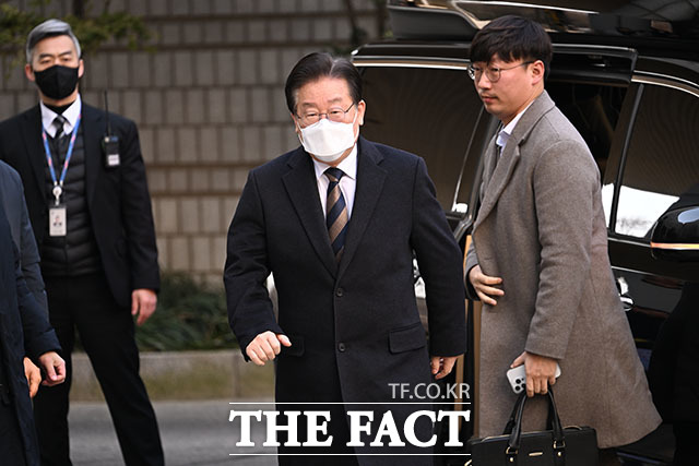 대통령 선거 과정에서 허위 발언을 한 혐의로 재판에 넘겨진 이재명 더불어민주당 대표가 3일 오전 서울 서초구 서울중앙지방법원에서 열리는 공판에 출석하고 있다. /남윤호 기자